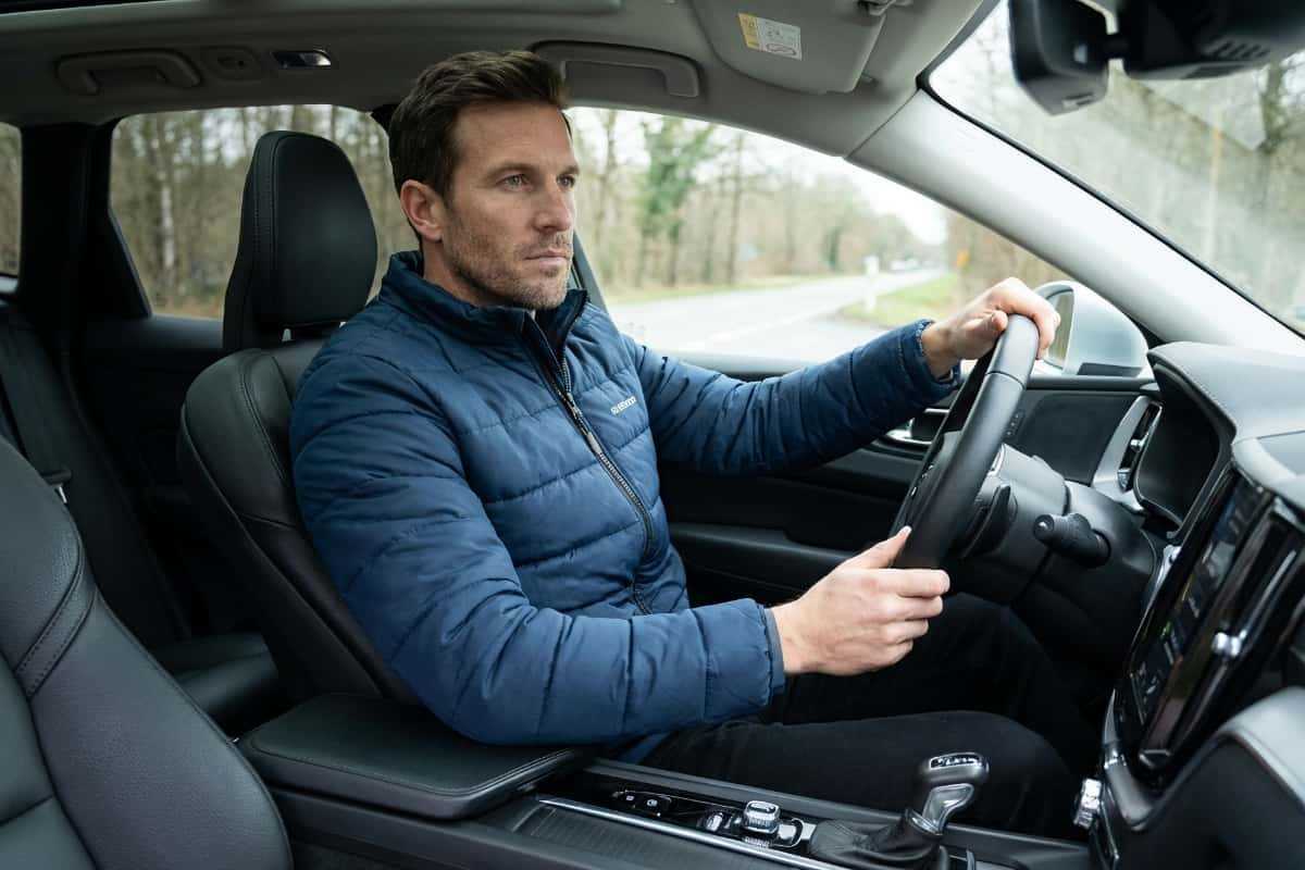 Водитель за рулем в куртке для вождения от Нордвестек